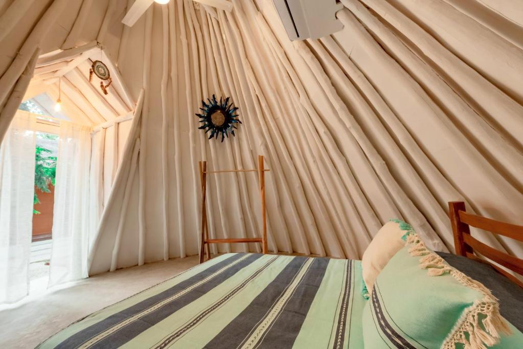 Una cama o camas en una habitación de Mimosa Tulum
