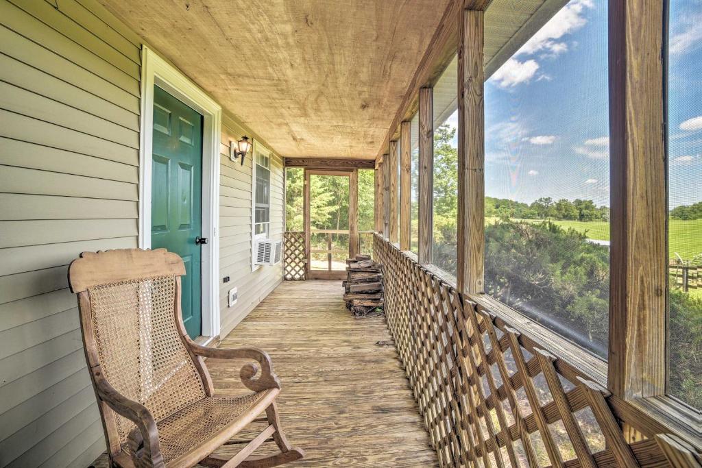 un porche con mecedora en una casa en Cozy Rixeyville Cottage with Deck, Grill, and Stabling, en Remington