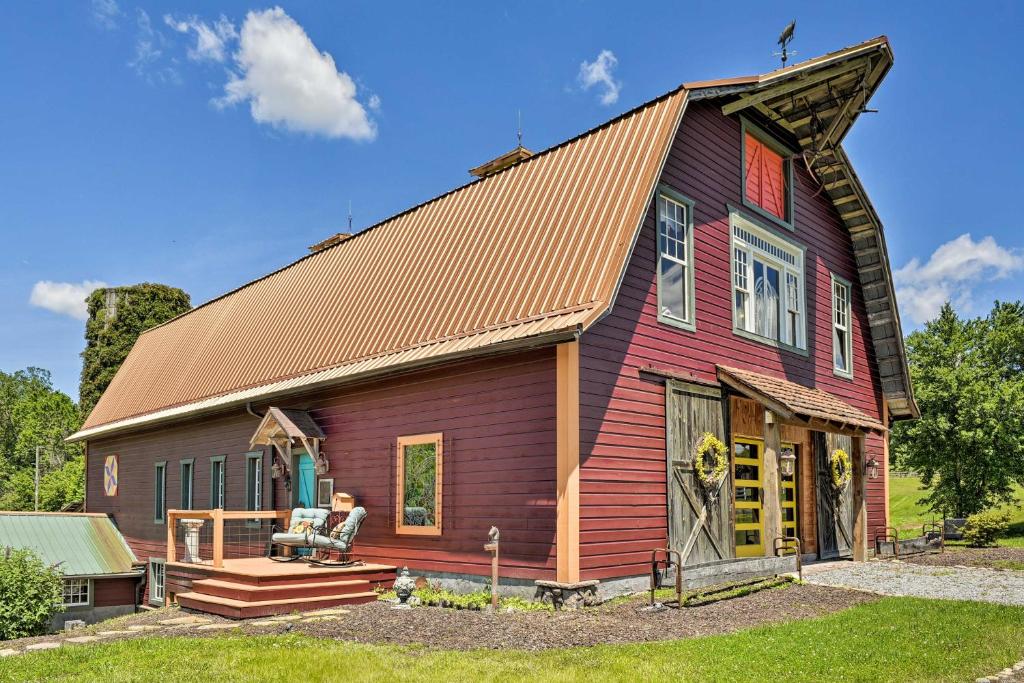 uma casa vermelha com um telhado de gambrel em Historic Winston-Salem Guest Barn on Farm! em Winston-Salem