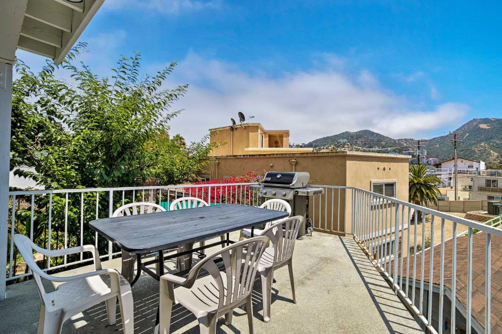 Updated Home on Catalina Island Walk to the Coast tesisinde bir balkon veya teras