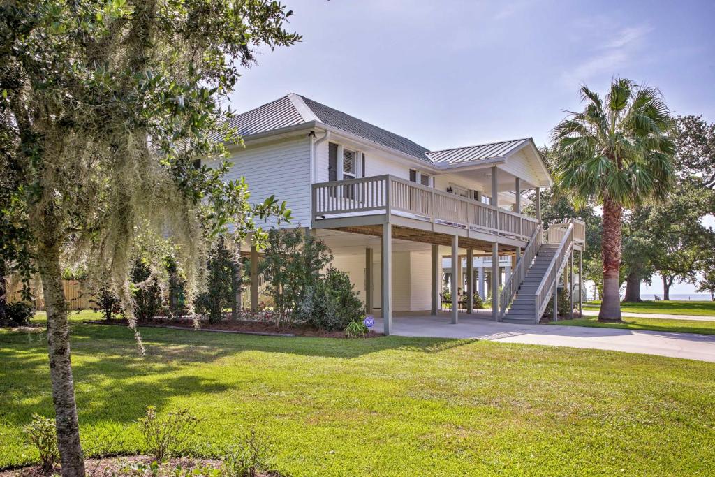 Casa grande con terraza y patio en The Palm Bay St Louis Home - Walk to Beach! en Waveland