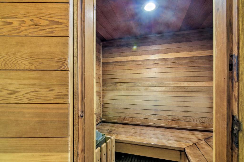 Fotografie z fotogalerie ubytování Rustic Ski-Out Brian Head Condo with Comm Pool v destinaci Brian Head