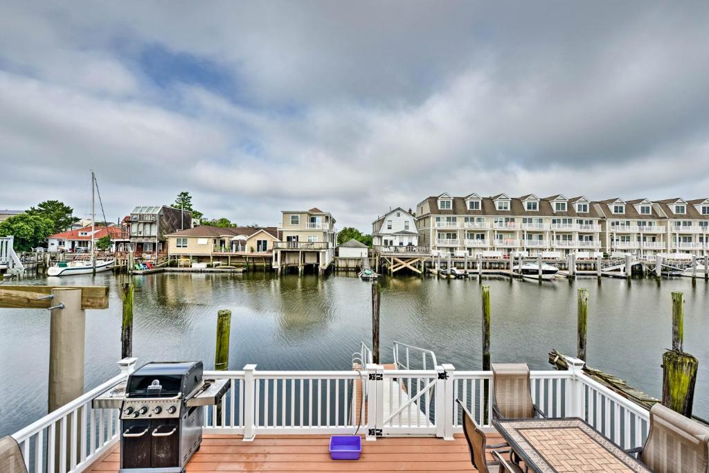 大西洋城的住宿－Home with Water Views, 1 Mi to BoardwalkandCasinos，一个带房屋的码头和一个带烧烤设施的码头