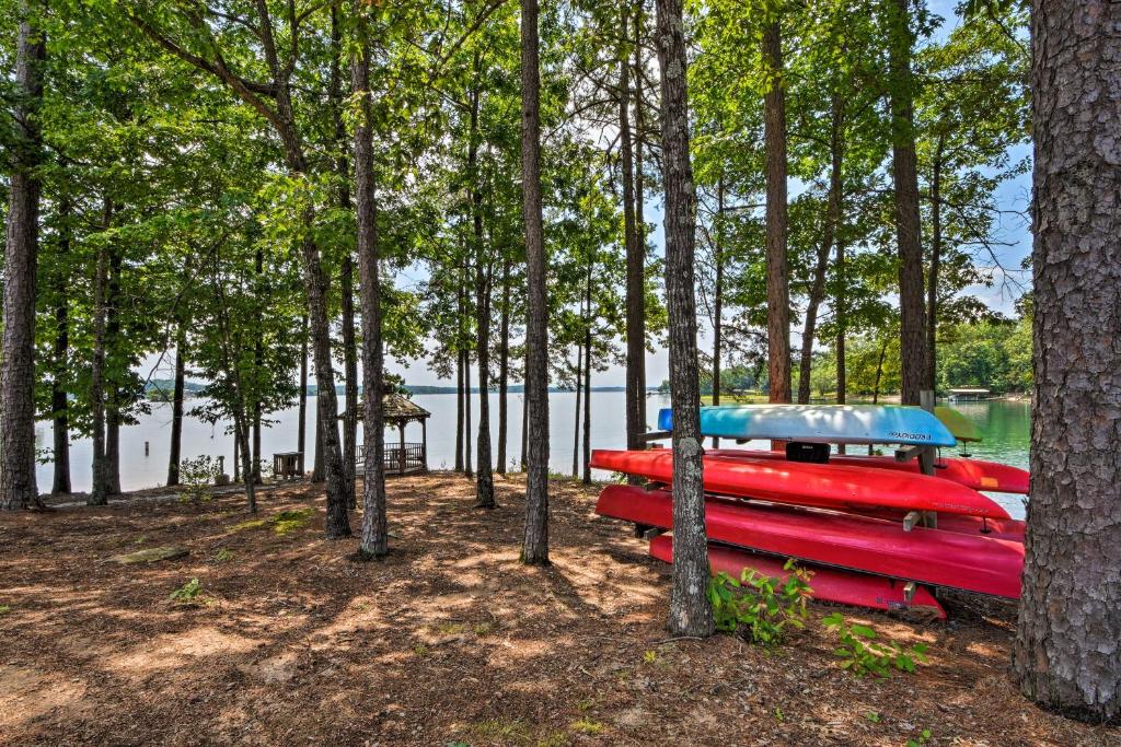 Lake Keowee Resort Condo with Balcony and Pool Access! - Departamento