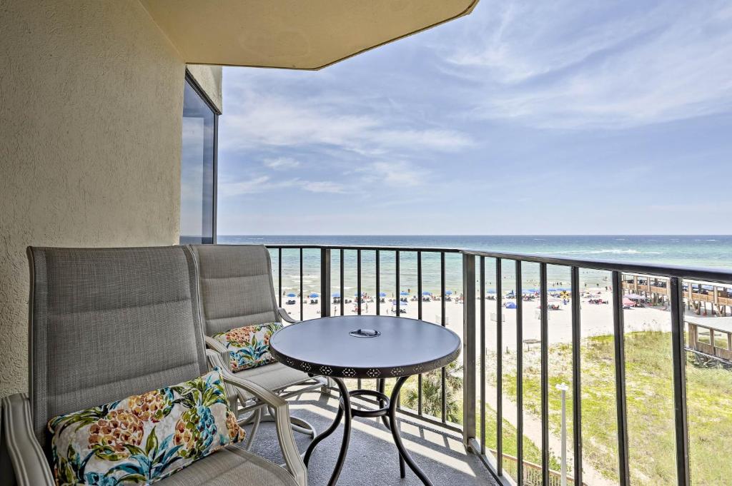 einen Balkon mit Tisch und Stühlen sowie Strand in der Unterkunft Bright PCB Condo with Gulf Views and Beach Access! in Panama City Beach