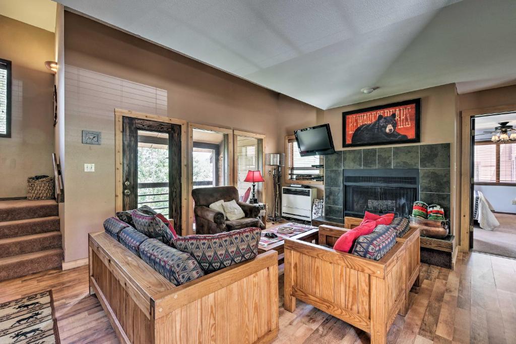 ein Wohnzimmer mit 2 Sofas und einem Kamin in der Unterkunft Spacious Rustic Condo with Deck, Short Walk to Slopes in Angel Fire