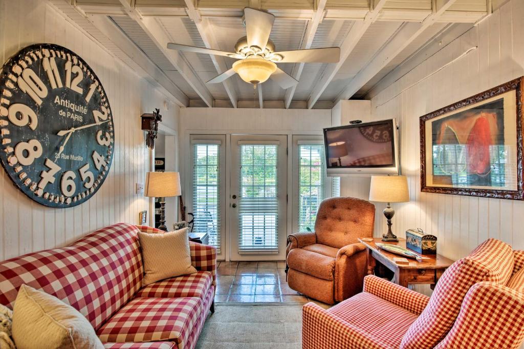 - un salon avec deux canapés et une horloge murale dans l'établissement Altamonte Springs Home with Canoe on Lake Marion, à Orlando