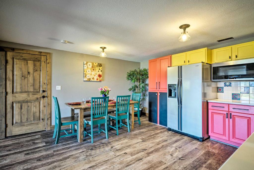 y cocina con mesa, sillas y nevera. en Bright, Renovated Apartment with Views of Pikes Peak, en Colorado Springs