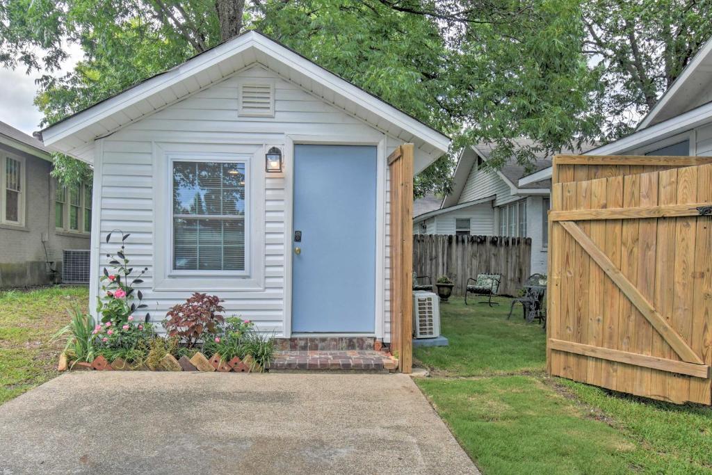 un cobertizo blanco con una puerta azul en un patio en Studio 1 Mi to Dwtn Hot Springs and Natl Park! en Hot Springs