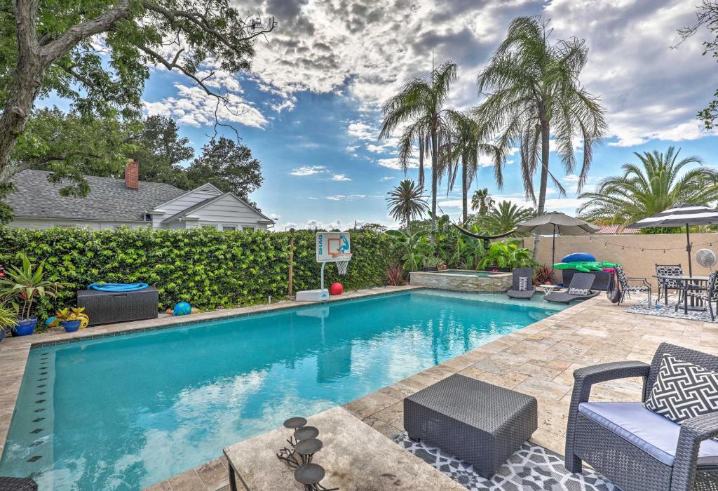 una piscina en un patio con sillas y árboles en Studio Short Walk to Marina and DT St Augustine, en St. Augustine