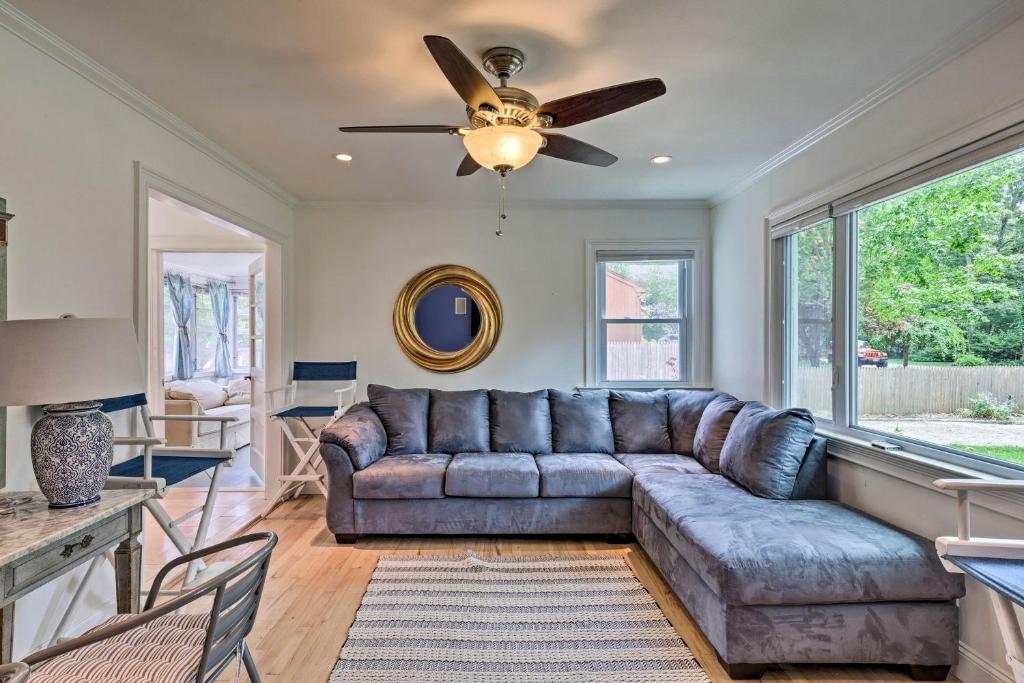 un soggiorno con un divano e un ventilatore a soffitto di Hamptons Bay Home on Shinnecock Bay with Yard! a Hampton Bays
