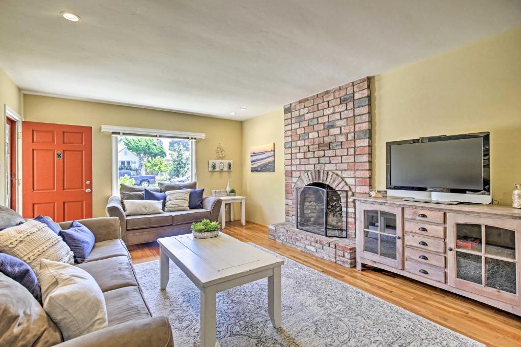 Μια τηλεόραση ή/και κέντρο ψυχαγωγίας στο Oceanside Home with Yard - Walk to Beach and Pier