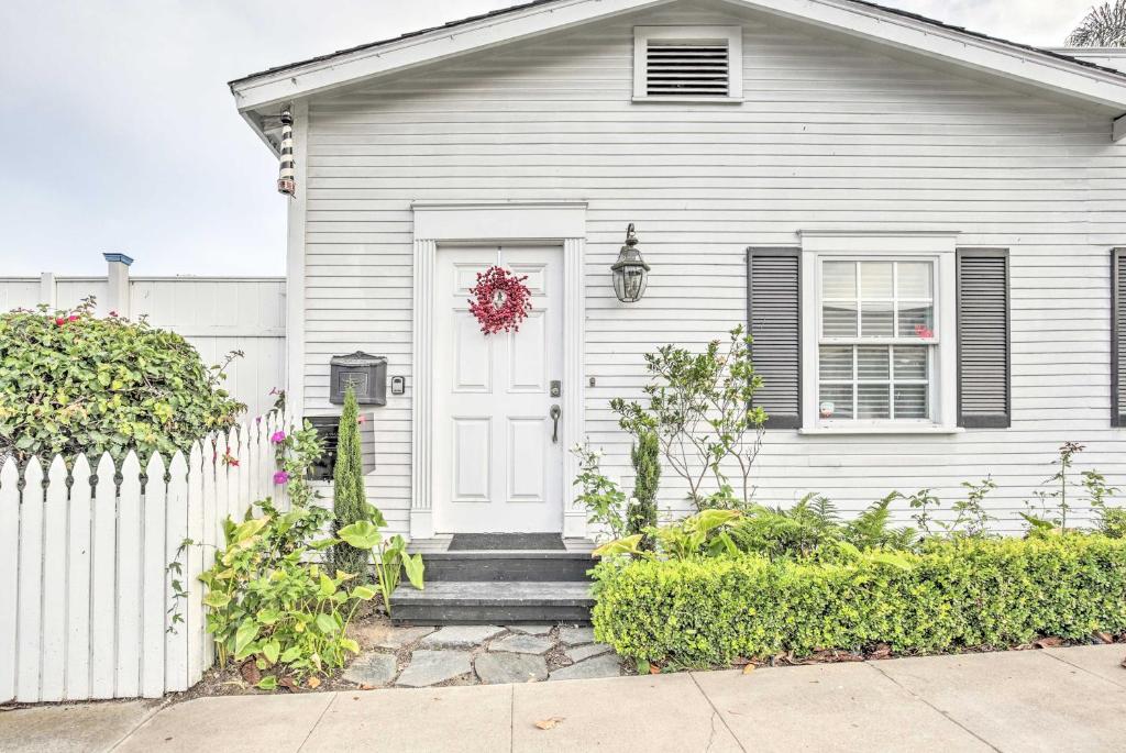 uma casa branca com uma coroa de flores na porta em San Diego Home with Yard - 2 Blocks to the Bay! em San Diego