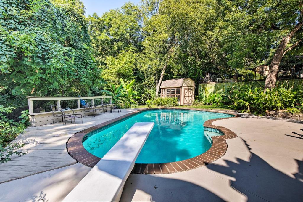 una imagen de una piscina en un patio trasero en Dallas Area Home with Pool - 18 Mi to ATandT Stadium!, en Duncanville