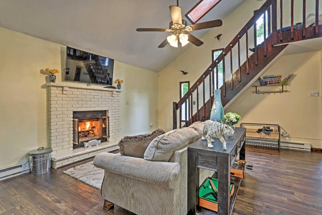 Istumisnurk majutusasutuses 15 Mi to Camelback Ski Resort Home with Deck!