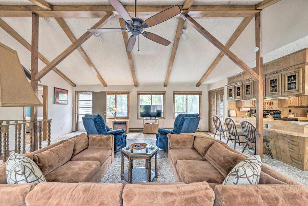 ein Wohnzimmer mit Couch und Stühlen in der Unterkunft 14 Mi to Ski Apache Ruidoso Home with Deck and Grill! in Ruidoso