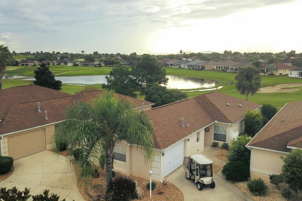 una vista aérea de una casa con un carrito de golf aparcado delante en The Villages Home on Golf Course Near Lake Sumter!, en The Villages