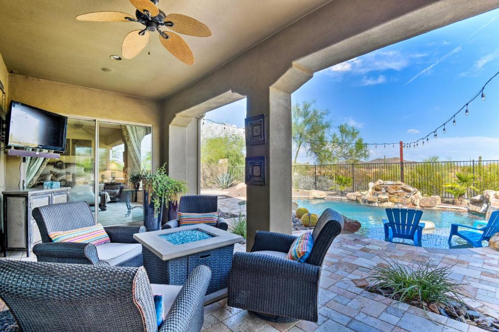 un patio avec des chaises et une piscine dans l'établissement Phoenix Retreat with Hot Tub, Pool and Mountian Views!, à Phoenix