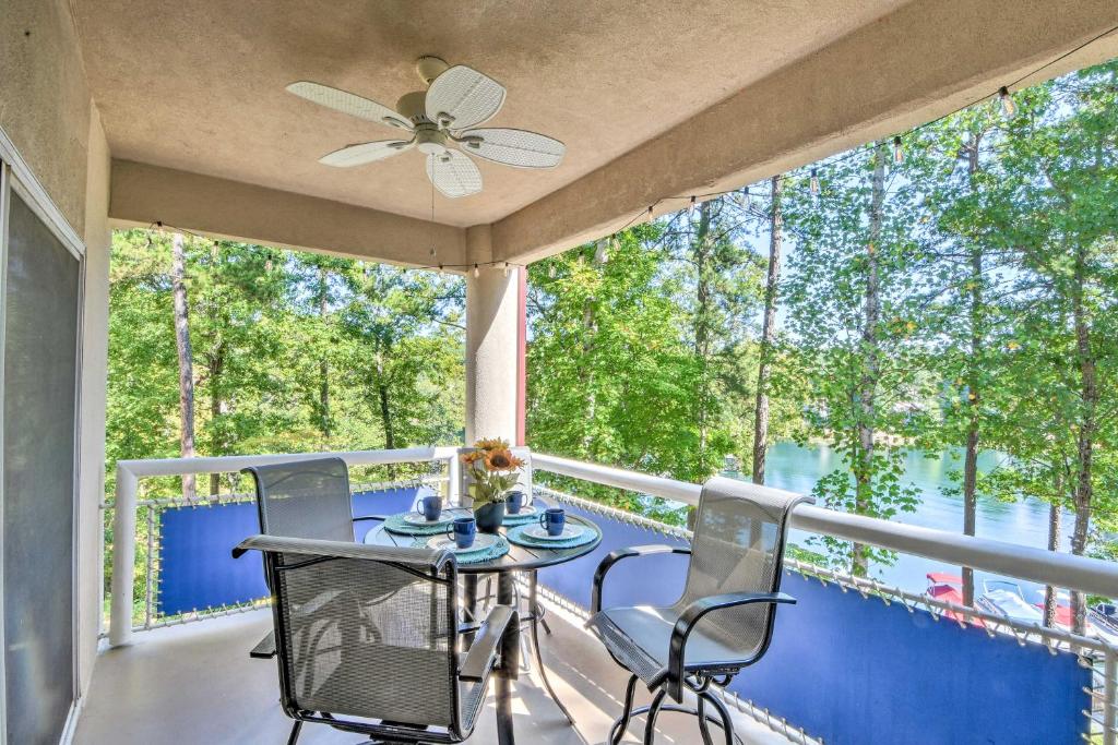 un balcone con tavolo, sedie e ventilatore a soffitto di Lake Keowee Condo with Views and Pools and Marina! a Salem