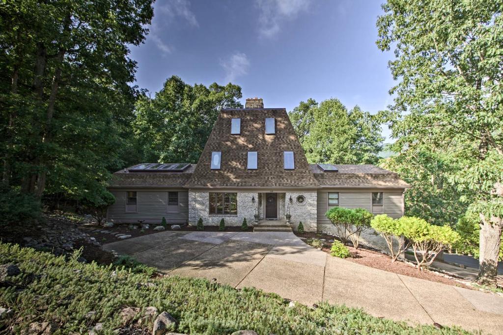 une ancienne maison en pierre avec un toit en gambrel dans l'établissement Spacious McGaheysville Family Retreat with Game Room, à McGaheysville