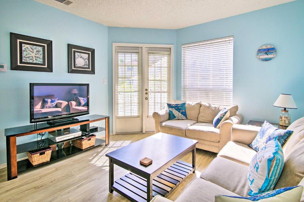 un soggiorno con un divano e una TV di Corpus Christi Condo - Walk to Whitecap Beach! a Corpus Christi
