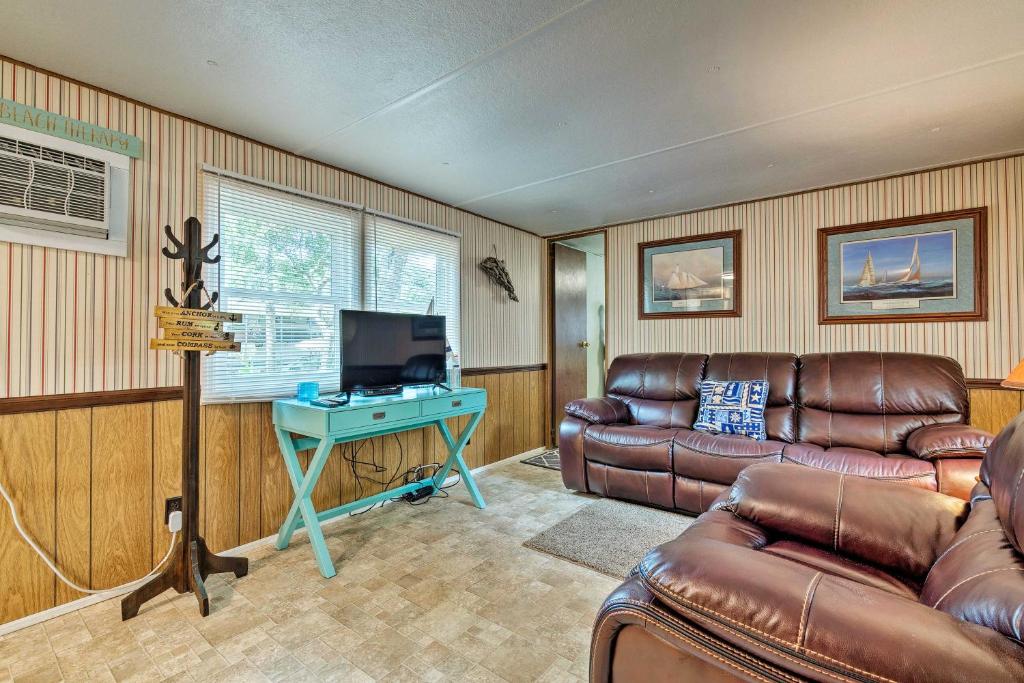 A television and/or entertainment centre at Cabin with Fire Pit, Walk to Steinhatchee River!