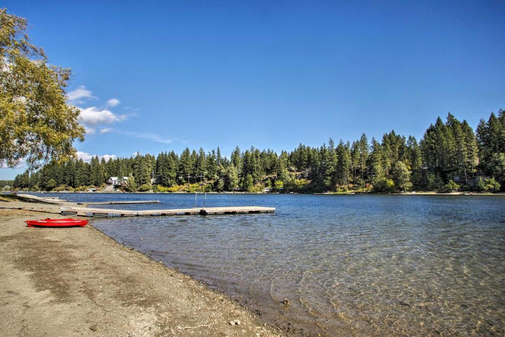 The Lake House in Rathdrum with Beach and Fire Pit, Rathdrum (updated