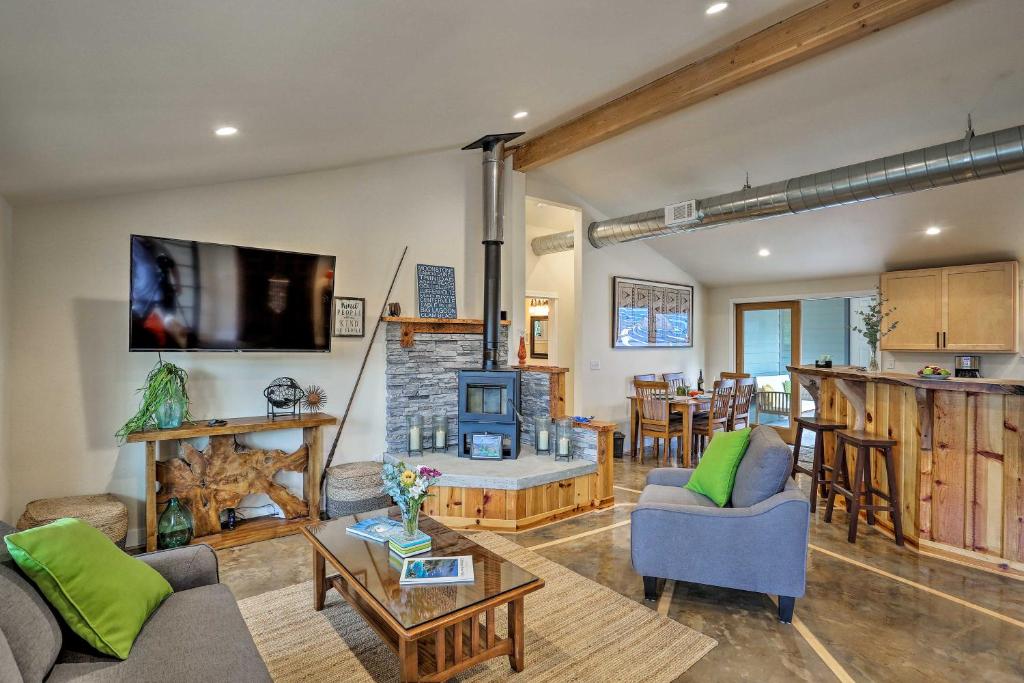 un soggiorno con divano e piano cottura di Coastal Soul Arcata Area California Home a Blue Lake