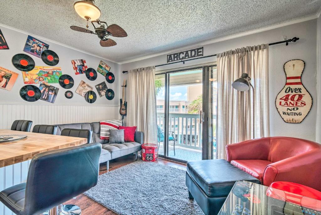 un soggiorno con divano, tavolo e sedie di Beachfront Corpus Christi Condo with Arcade Room! a Corpus Christi