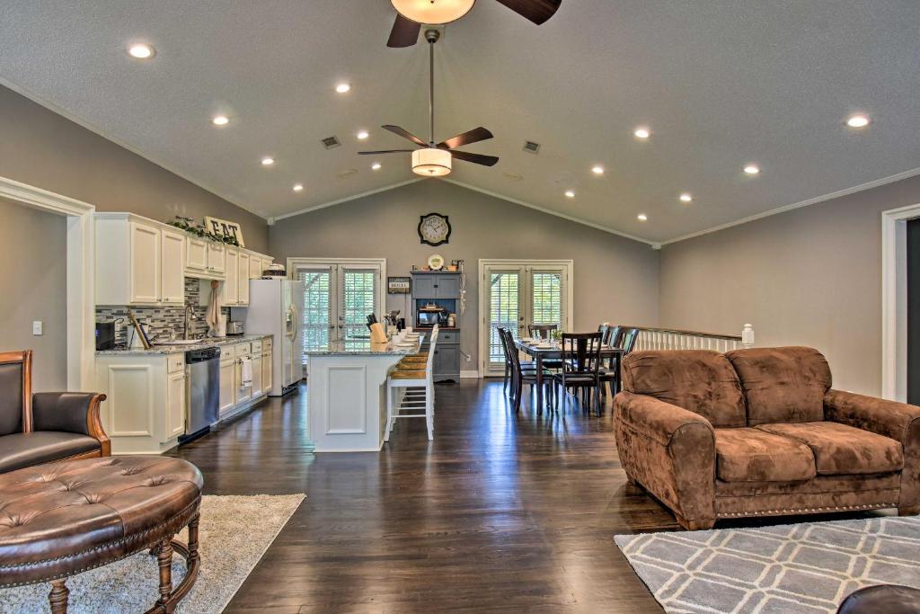 sala de estar con ventilador de techo y cocina en Lakefront Home with Private Dock in Hot Springs!, en Hot Springs