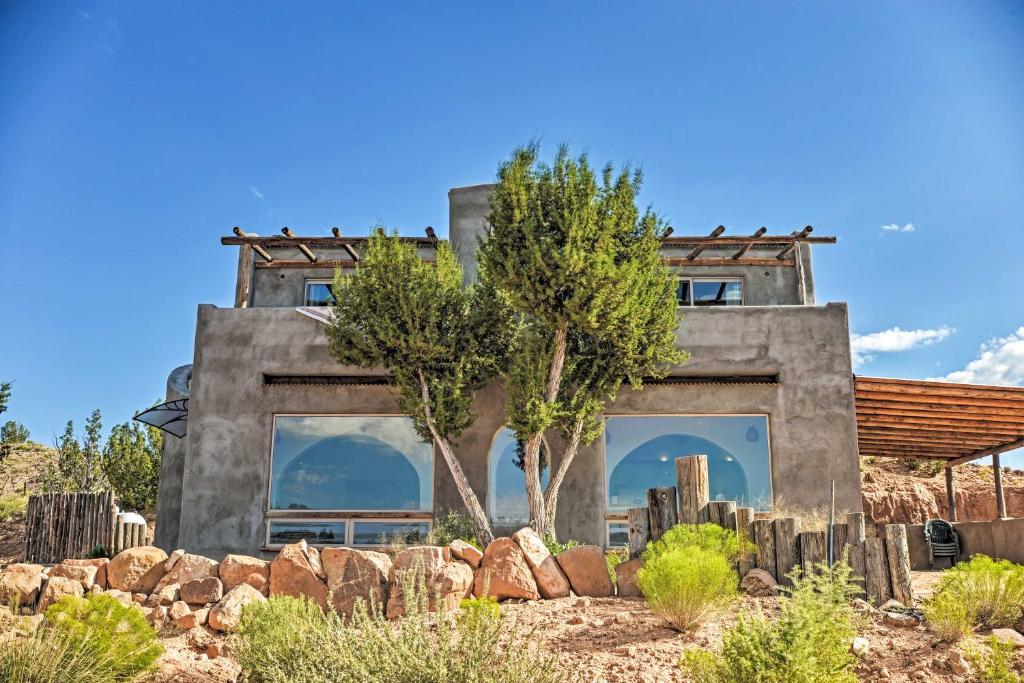 una casa nel deserto con degli alberi davanti di Secluded San Ysidro House with Desert Views! a San Ysidro