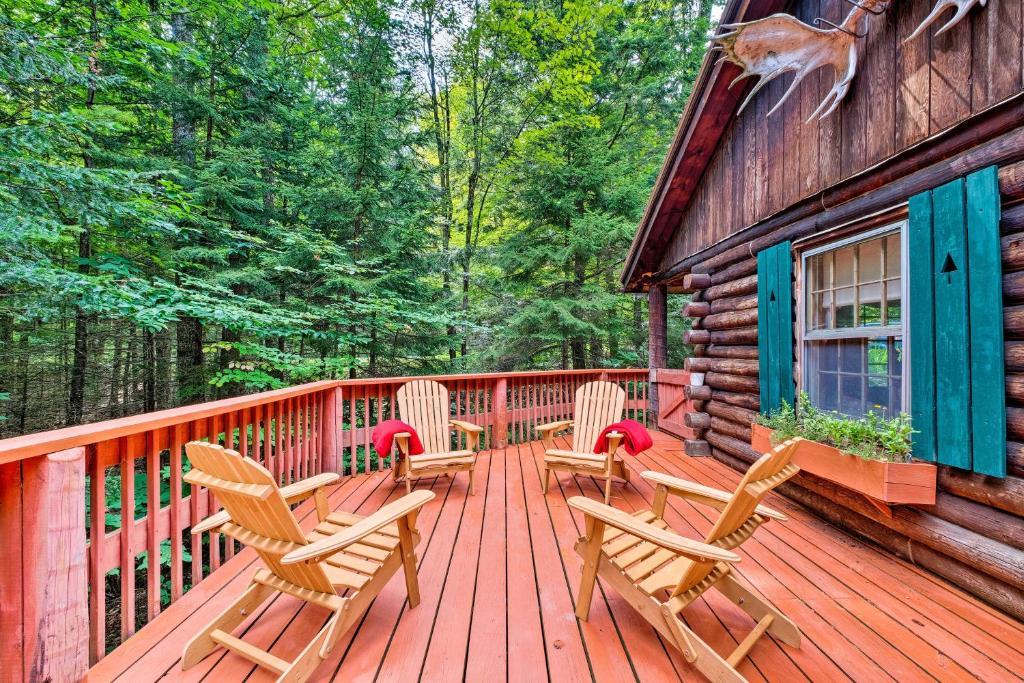 una terraza con mecedoras y una cabaña en Private Wooded Cabin, 8 Mi to Sundance Ski and Town!, en Wilmington