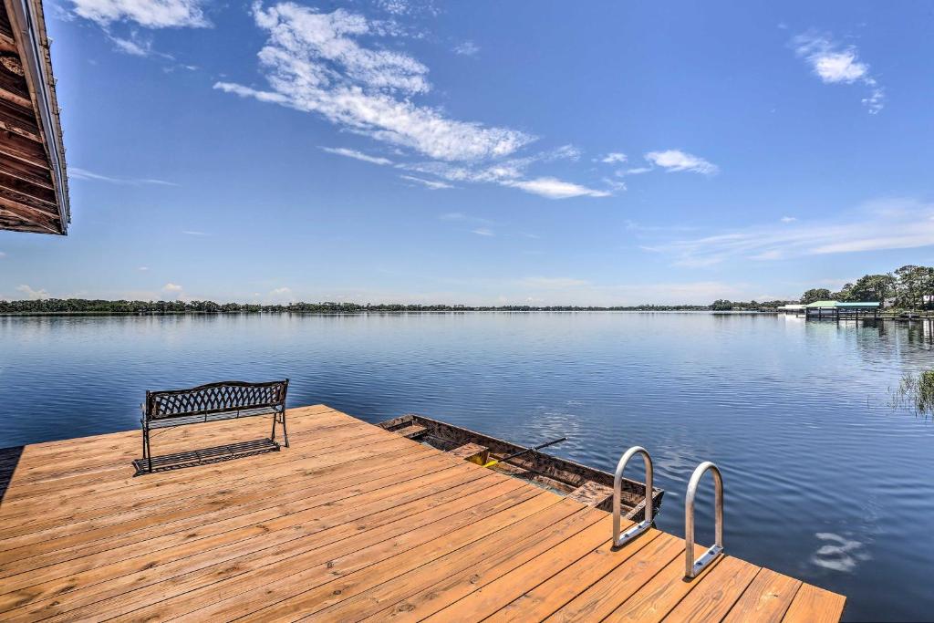 普萊西德湖的住宿－Waterfront Lake Placid Home Game Room and Dock，坐在湖面上的一个船坞上的长凳