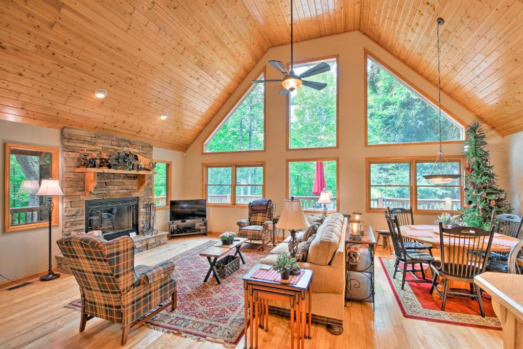 Uma área de estar em Andrews Cabin with Game Room and Covered Porch!
