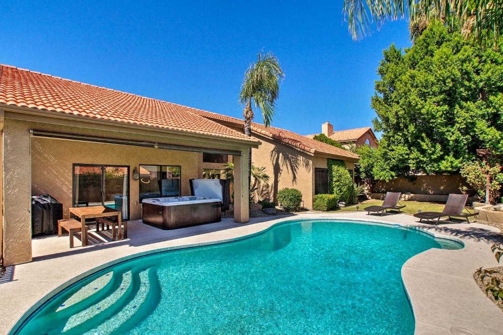 - une piscine dans l'arrière-cour d'une maison dans l'établissement Scottsdale Family Home with Private Pool and Hot Tub!, à Phoenix