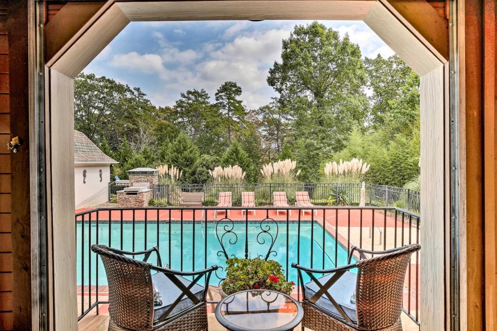 Πισίνα στο ή κοντά στο Lake Allatoona Area Studio with Pool and Views!