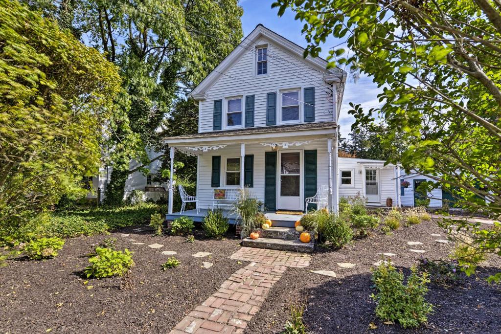 Una casa azul con un camino de piedra en el patio delantero. en Poplar Cottage Minutes to Stone Harbor Beaches!, en Cape May Court House