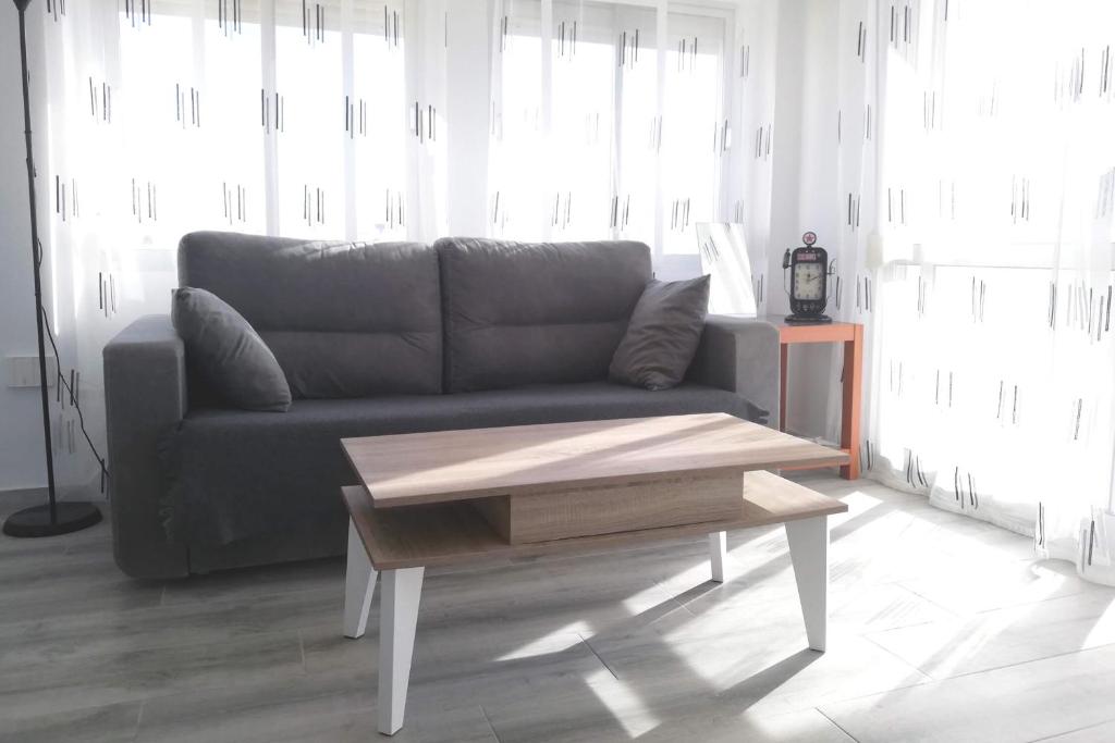 salon z kanapą i stolikiem kawowym w obiekcie Atico del Mar w mieście Torre del Mar