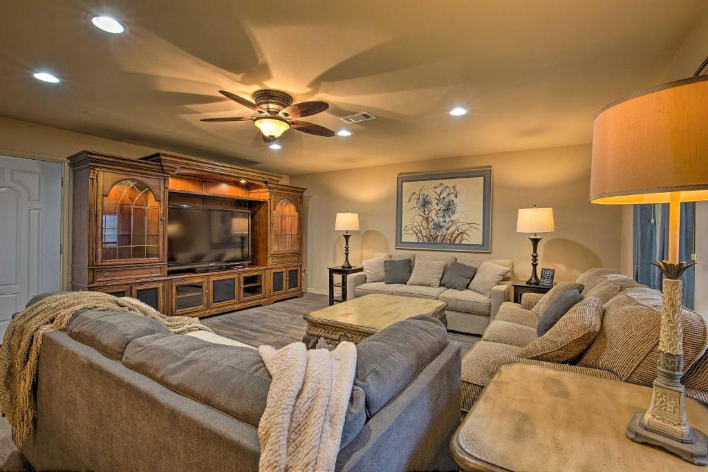 sala de estar con 2 sofás y TV de pantalla plana en Cozy Family Home with Fire Pit, 4 Mi to Lake Fork en Emory
