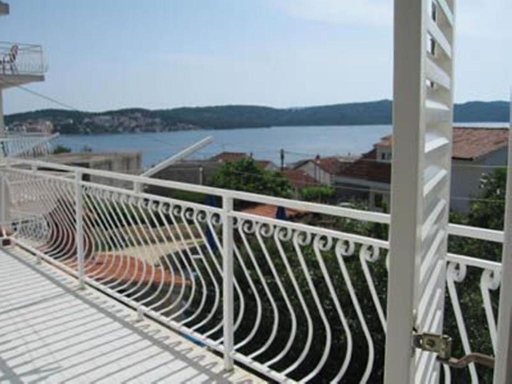 un balcón con vistas a un cuerpo de agua en Ljiljana Apartment, en Okrug Gornji