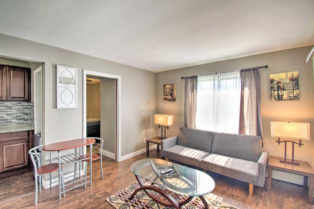 una sala de estar con un sofá y una mesa en Lakefront Apartment Situated on Lake St Clair, en Chesterfield