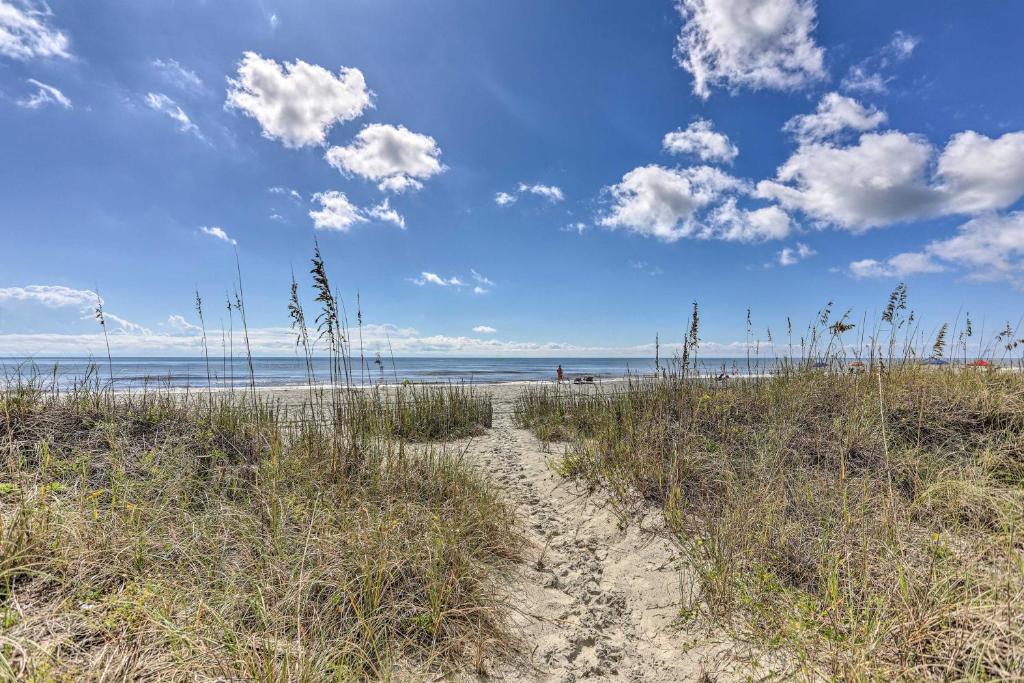 Walk to Ocean Cozy Condo in North Myrtle Beach! - Apartment