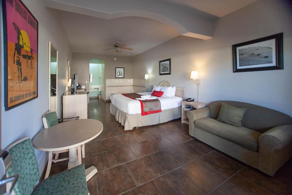 Ein Sitzbereich in der Unterkunft Ramada by Wyndham &amp; Suites South Padre Island