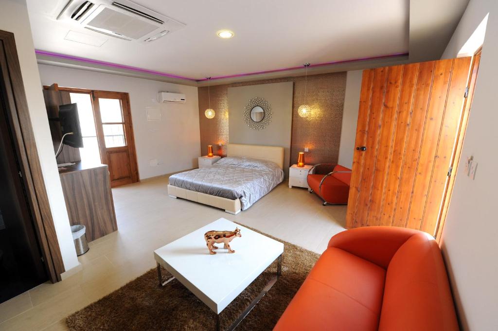 a bedroom with a bed and a table in a room at Esperando in Maroni
