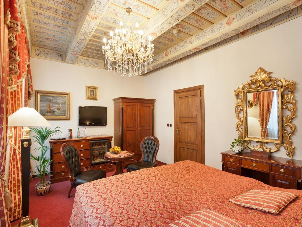 Hotel U Zlatého Stromu Prague by BHG - Resim 27