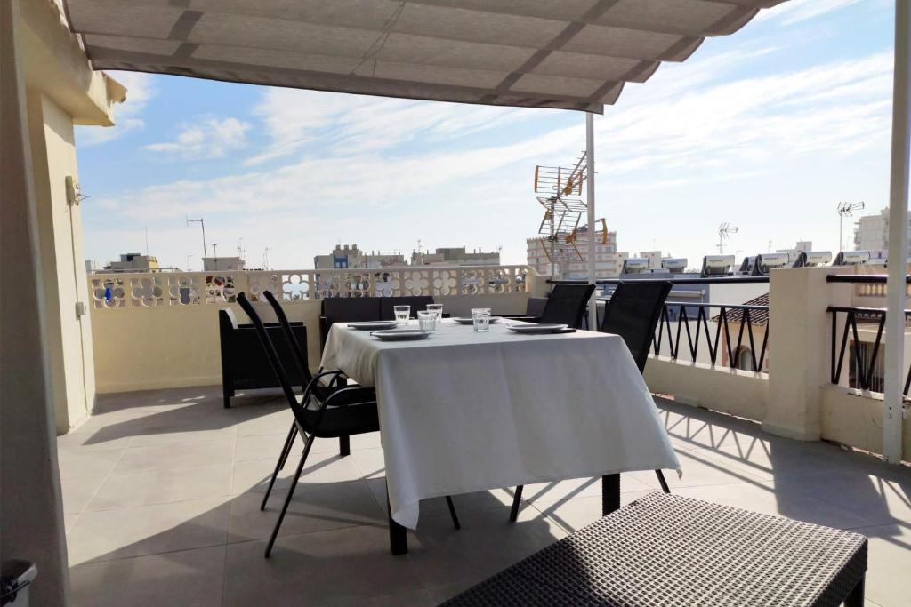 stół i krzesła na balkonie z widokiem w obiekcie Atico del Mar w mieście Torre del Mar