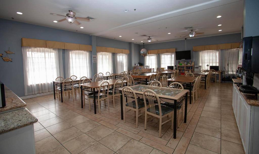 Ein Restaurant oder anderes Speiselokal in der Unterkunft Ramada by Wyndham &amp; Suites South Padre Island 