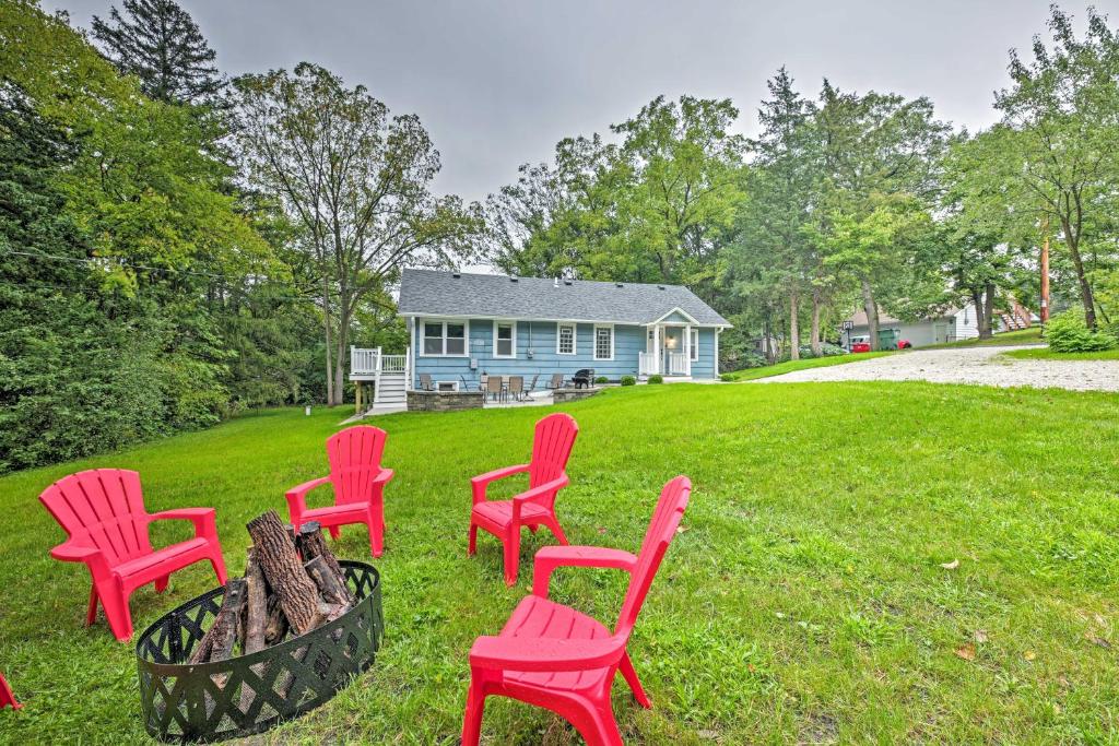 un groupe de chaises rouges devant une maison dans l'établissement Updated Twin Lakes Cottage, Walk to Lake Mary, à Twin Lakes