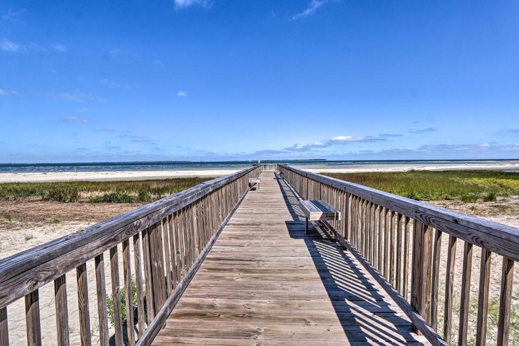 Beach and Pool Access Colorful Hilton Head Condo! - Apartamento