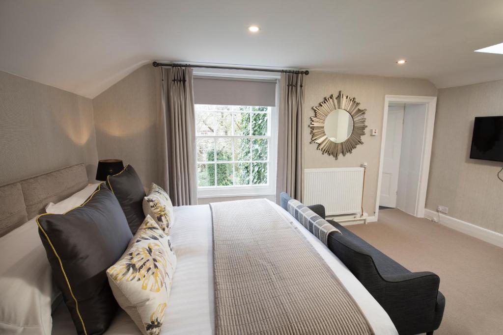 uma sala de estar com uma cama grande e um espelho em Bramwood Guest House em Pickering
